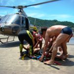 Bombeiros em procedimento na vítima afogada, antes do embarque na aeronave
