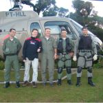 Guarnição do helicóptero Águia 01 do BAPM que realizou o resgate. Da esquerda para direita: Cap PM Herlon, Rogério Pett (vítima resgatada), Maj PM Coelho, Sd PM Dorivaldo Luís e Sd PM Alessandre.