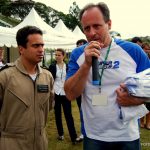 Wallace Winchanski (Associação Juiz Forana de Aeromodelismo – AJAM) presenteia o Capitão Osvaldo, cmye do Pégasus 08 com a camisa oficial do evento, também distribuída a toda tripulação. Walace Winchanski e também Inspetor da Polícia Rodoviária Federal.