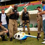 Sgt Israel, cabo Edison, Sgt Ronald, Capitão Osvaldo e Wallace Winchanski observam um helimodelo RC T-REX 600 com “bolha” de Hughes 600.