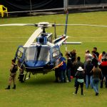 Aeronave pousada no gramado do estádio municipal Mário Helênio, e sendo observada pelo público.