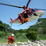 Helicóptero em ação em operações de busca e salvamento Helicóptero em ação em operações de busca e salvamento