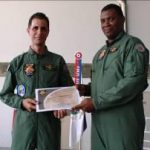 Entrega do Certificado de conclusão do EATPH ao CAP ARAGAO, o mais novo Comandante de Helicóptero, feito pelo Ten Cel PM Lázaro, Comandante do GRAER/BA Entrega do Certificado de conclusão do EATPH ao CAP ARAGAO, o mais novo Comandante de Helicóptero, feito pelo Ten Cel PM Lázaro, Comandante do GRAER/BA