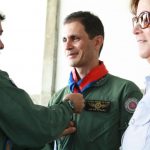 Entrega do cachecol de Comandante de Aeronave, símbolo histórico da aviação mundial. Entrega do cachecol de Comandante de Aeronave, símbolo histórico da aviação mundial.