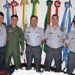 Ten Cel Severo e Maj Gaspar junto aos alunos do GRPAe/SP no coquetel de encerramento do curso