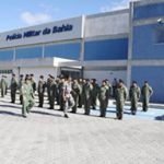 Coronel PM Jorge Damasceno Couto, Comandante do Policiamento Especializado, recepcionado no Corpo da Guarda da Unidade pelo Tenente Coronel PM Lázaro, comandante do GRAer/BA