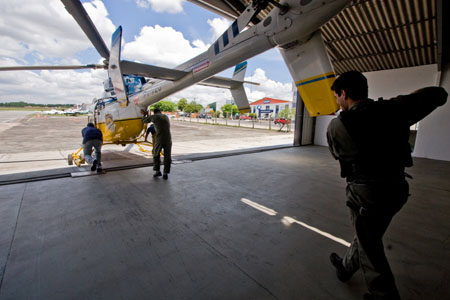 Aeronave Bell 407 da PRF sendo retirada do hangar em Curitiba
