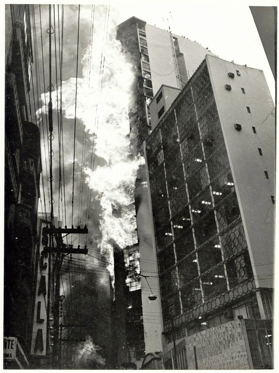 O edifício Andraus, de 30 andares, na Av. São João em chamas. Foto: Agência Estado. 