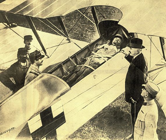 França, 1917. Transporte Aéreo rudimentar na I Guerra Mundial.
