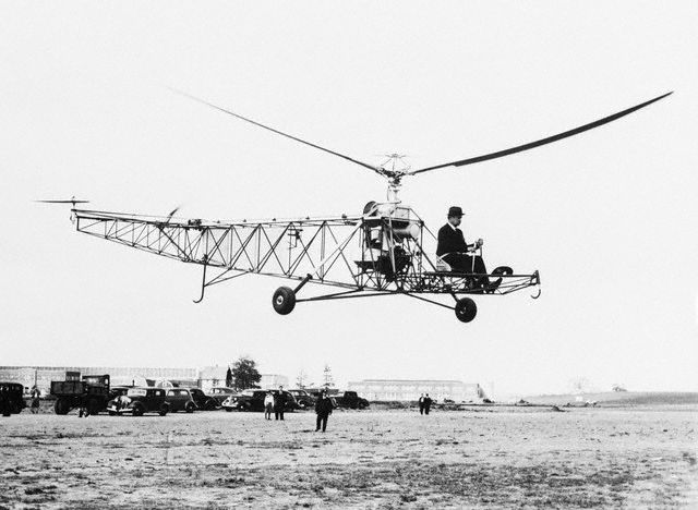 1939, Igor Sikorsky em seu primeiro vôo no VS 300, inventor do helicóptero no modelo atual.