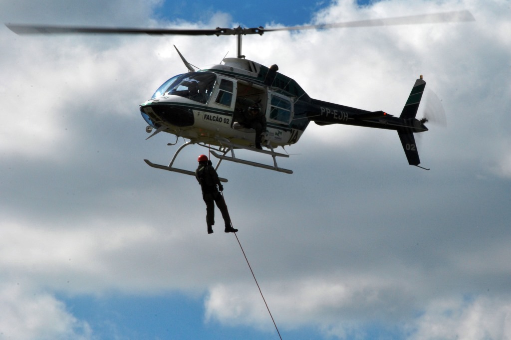 Técnica de Rapel em Helicóptero utilizando o descensor Pirana, demonst