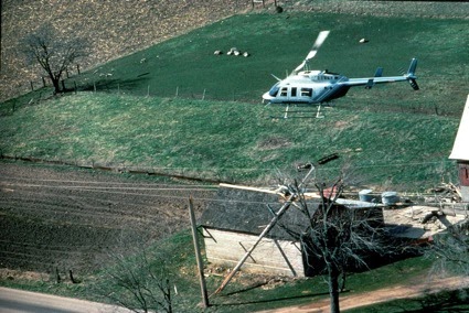Helicóptero sobrevoa fios de alta tensão. Foto: Helicopte Safety