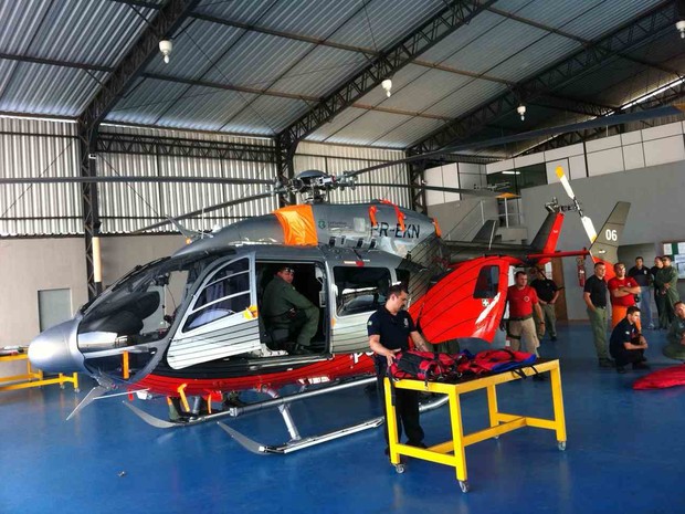 Primeiro helicóptero comprado em 2012 da MLW, no hangar da Ciopaer. A aeronave pode ter UTI aérea e já realizou dois resgates. (Foto: Gabriela Alves/G1)