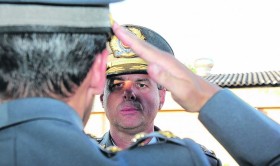 Novo comandante do grupamento, o tenente-coronel Rogério Gago bate continência para o comandante do Interior, coronel Rogério Bernardes Duarte (de costas).