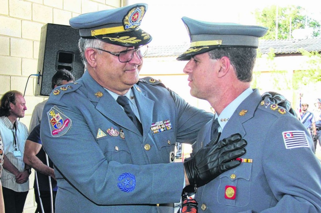Tenente-coronel José Guerxis saúda o sucessor.