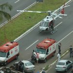 Policiais Militares prestando os primeiros socorros as vítimas do acidente de trânsito.