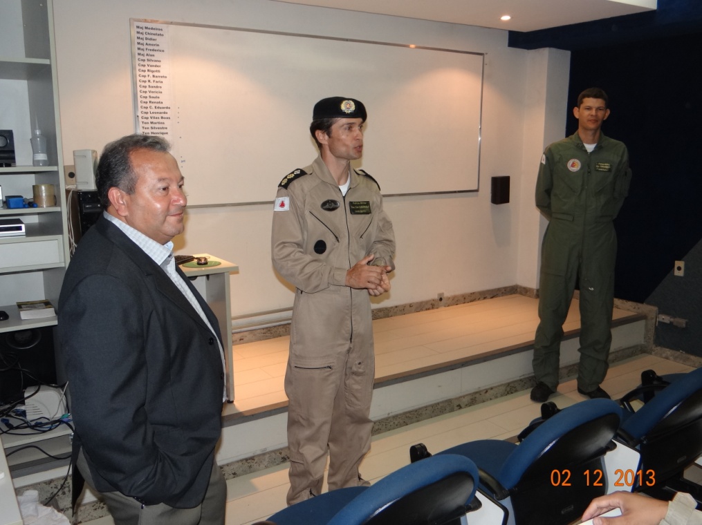 O Comandante do Btl RpAer, Ten-Cel Ledwan e o Chefe do Núcleo de Formação Aeronáutica, Maj Frederico, dão as boas vindas aos Oficiais matriculados no curso de PC