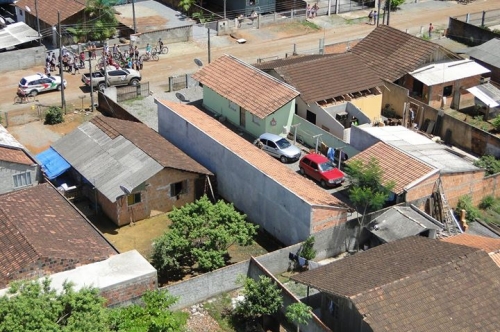 Veículo roubado foi localizado em um condomínio de quitinetes. Foto: 2ª Cia BAPM/Divulgação/ND