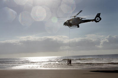 Helicópteroo da polícia realiza salvamento em Guaratuba. Foto: Arnaldo Alves/ANPr