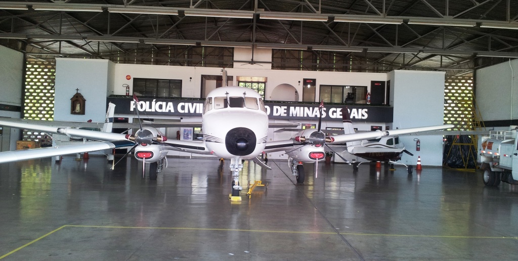 Visão interna do hangar do Núcleo de Operações Aéreas da Polícia Civil de Minas Gerais