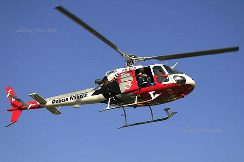 Helicóptero da PM persegue condutor de moto roubada, em Sorocaba/SP