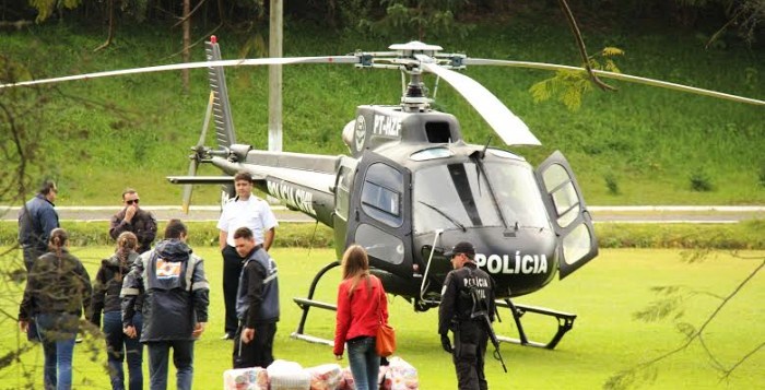 Helicóptero da Polícia Civil trouxe alimentos para famílias canoinhenses