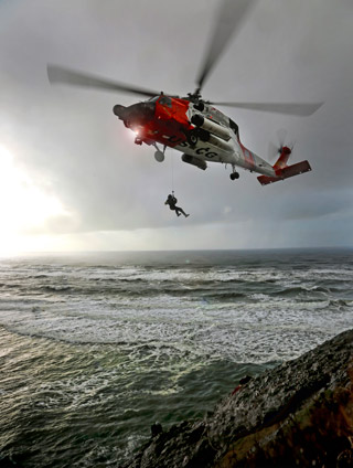 Guarda costeira norueguesa salva baleia presa a cordas no Mar de