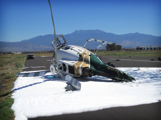 Um helicóptero do xerife do Condado de Riverside caiu recentemente no final da pista do Aeroporto de Hemet-Ryan. Ninguém morreu.