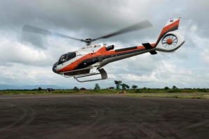 Um helicóptero da Eurocopter EC-130 de propriedade da Thailand Advance Aviation decolando do Aeroporto Putao, no estado de Kachin, em Mianmar. O helicóptero perdeu contato com a torre de controle 20 minutos após decolagem do Aeroporto de Putao, às 2:20 da tarde, no horário local. Ele estava a caminho para soltar pacotes de comida para uma equipe de resgate. O helicóptero estava transportando três pessoas, incluindo o piloto tailandês.