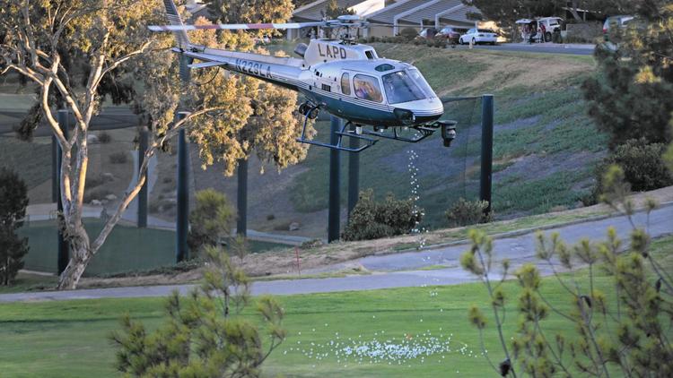 Um helicóptero do LAPD joga bolas de golfe ao longo do La Cañada Flintridge Country Club no dia 27 de outubro. (Lawrence K. Ho / Los Angeles Times)
