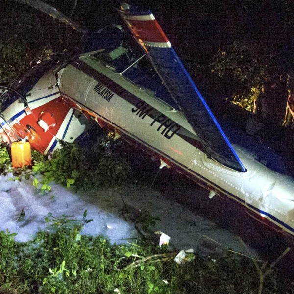 O helicóptero policial caiu enquanto enviava itens para ajudar as vítimas da enchente em Kelantan (Malásia), durante o Ano Novo. Dois pilotos e dois membros da tripulação ficaram feridos no incidente em Kampung Rambai, Tanah Merah.
