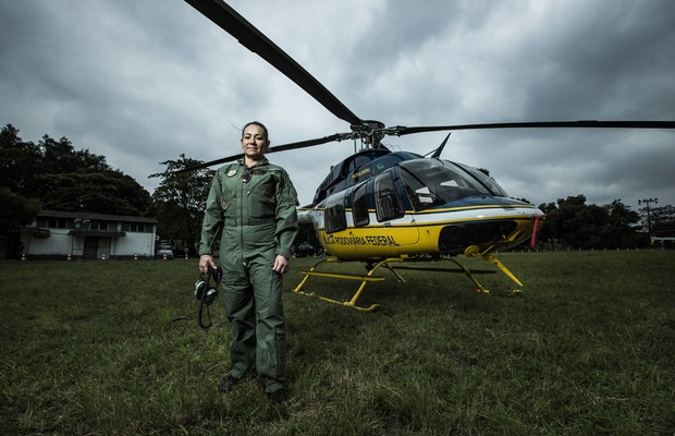 A comandante Gilda Cardona, piloto de helicóptero da Polícia Rodoviária Federal. No Rio, uso constante de colete à prova de balas (Foto: Stéfano Martini/ÉPOCA)