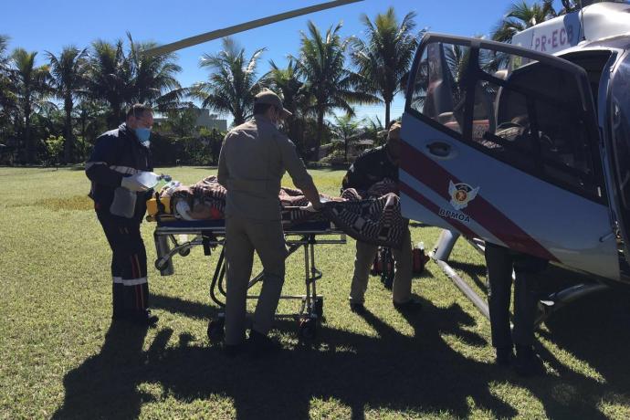 Helicóptero do Graer durante socorro a vítimas de acidente - transporte emergencial - Foto - Divulgação
