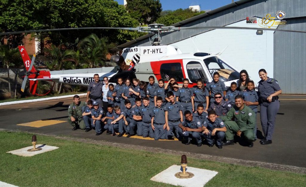 Grupamento Aéreo recebe visita de crianças do programa Policiais Mirins