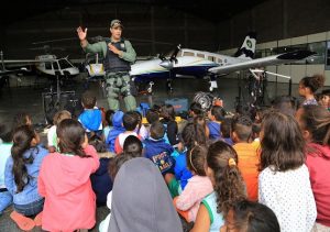Aeronaves encantam crianças durante visita a hangar do Ciopaer
