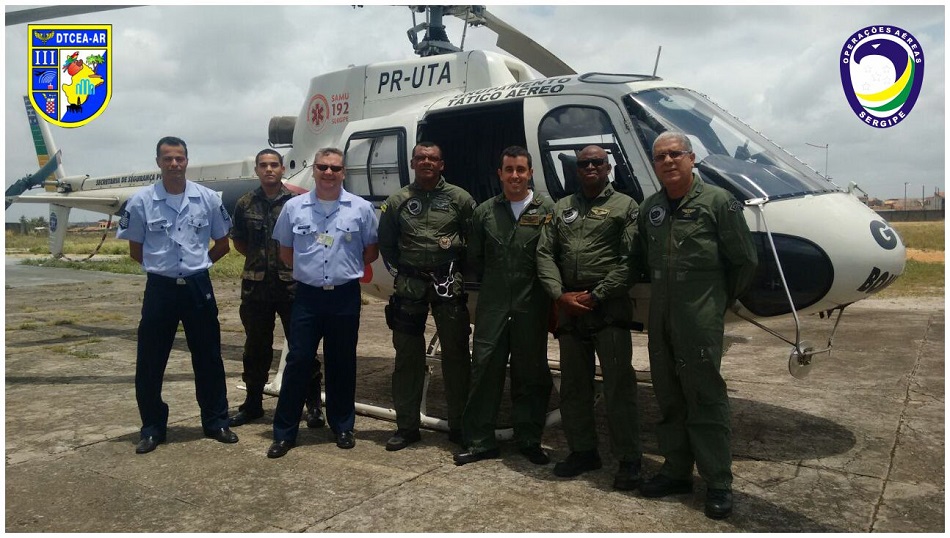 Na manhã desta quinta-feira (3), o Grupamento Tático Aéreo de Sergipe (GTA/SE) recebeu no hangar Major Álvaro Jorge da Silva, o futuro comandante do Destacamento de Controle do Espaço Aéreo de Aracaju (DTCEA-AR), oficial da Força Aérea Brasileira (FAB), Capitão Teixeira. Durante a visita, o Cap. Teixeira, que também é instrutor de voo, foi recepcionado pelo comandante e piloto de helicóptero, T.Cel PM César, e pela equipe de serviço, Capitão PM Fonseca, Tenente BM Remilton e Subtenente PM Roberto. O oficial, Cap. Teixeira que estará assumindo o comando do DTCEA em Aracaju - em substituição ao Capitão Peller - no início do próximo ano, visitou as instalações do GTA/SE, ocasião em que pode conhecer um pouco da rotina dos Falcões, além de trocar experiências sobre operações aéreas com toda a equipe. Informações, Ricardo Pinho.