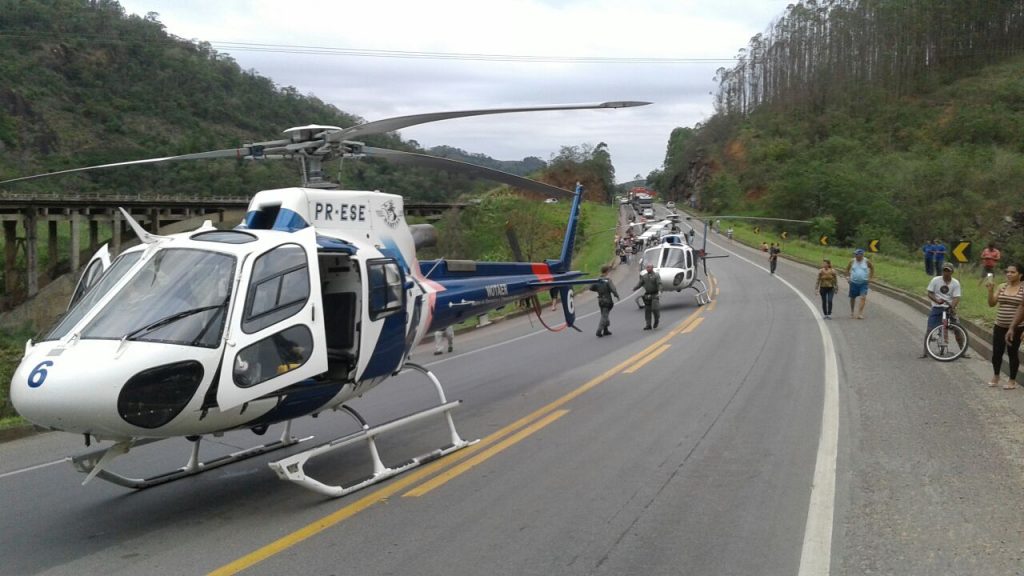 Dois helicópteros do NOTAer são utilizados para resgatar feridos em acidente na BR 101