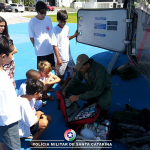 Quebrando barreiras: crianças visitam batalhão da PM em Balneário Camboriú