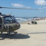 Helicóptero Águia 01 resgata vítima no costão em São Francisco do Sul