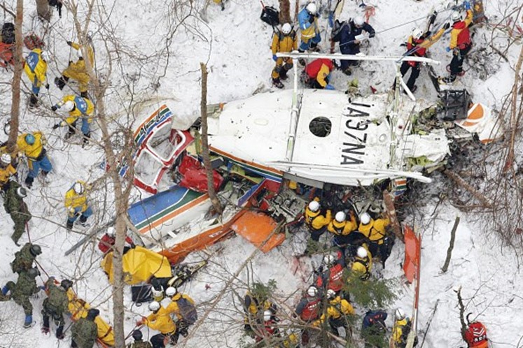 O helicóptero de salvamento com nove pessoas caiu em montanhas cobertas de neve durante um voo de treinamento. (Daisuke Suzuki / Notícias Kyodo via Associated Press)