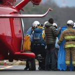 O helicóptero de salvamento com nove pessoas caiu em montanhas cobertas de neve durante um voo de treinamento. (Daisuke Suzuki / Notícias Kyodo via Associated Press)