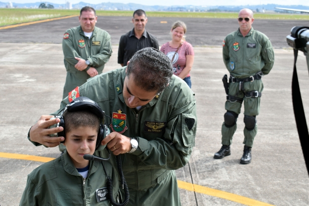 Garoto de Lages realiza o sonho de conhecer aeronave da Polícia Militar de SC