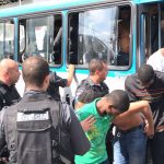 Detidos na Cidade Alta chegam no batalhão da PM (Foto: Henrique Coelho / G1)