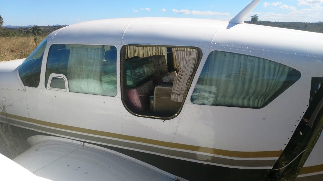 Carga de cocaína dentro do avião interceptado. Foto: PMGO.