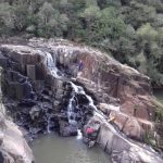 Vítima foi encontrada caída entre as pedras de uma cachoeira (Foto: Corpo de Bombeiros)