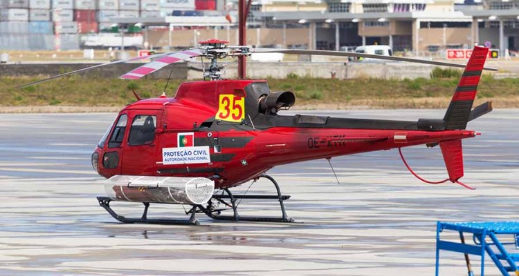 Na imagem de abertura vemos o helicóptero envolvido no acidente ocorrido neste domingo, dia 20 de agosto, em Castro Daire (Viseu). Foto © Carlos Seabra