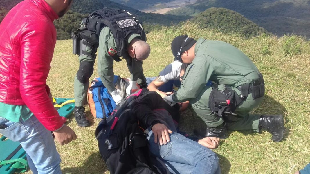 Águia 01 resgate piloto de parapente que caiu no morro das antenas em Jaraguá do Sul.