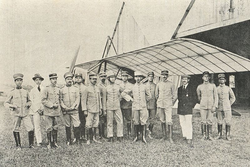Oficiais do Exército Brasileiro, dentre eles o general Setembrino de Carvalho e o tenente Ricardo Kirk, em Porto União, região do Contestado.