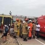 Bombeiros socorrem vítimas de colisão de ônibus com trem em Duque de Caxias. Foto: Divulgação GOA.