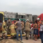 Bombeiros socorrem vítimas de colisão de ônibus com trem em Duque de Caxias. Foto: Divulgação GOA.
